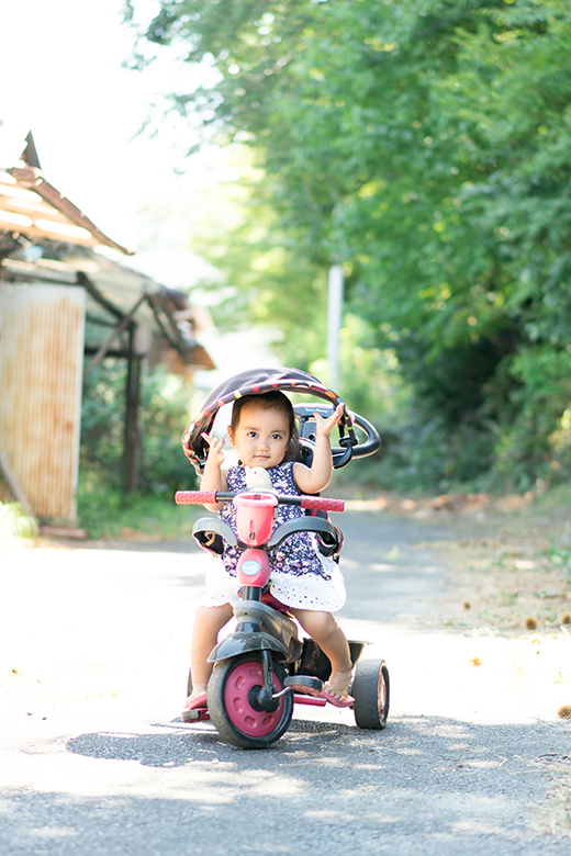 愛知での家族写真で自転車に乗る子ども