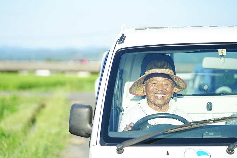 筑後市の田んぼ前でおじいちゃんの写真