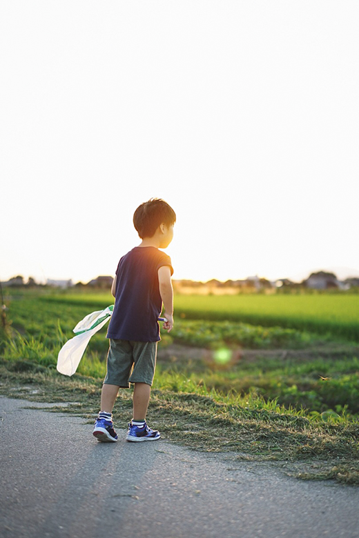 虫取り網を持っている少年