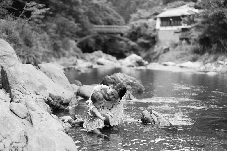 清滝の川で遊ぶ家族