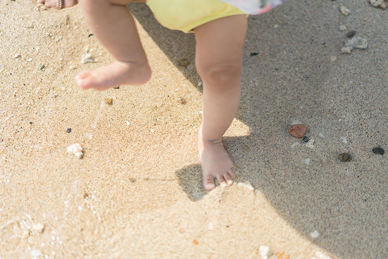 海に初めて足をつけた生後4ヶ月の赤ちゃん