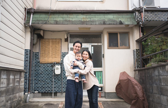 京都の家の前で家族写真撮影