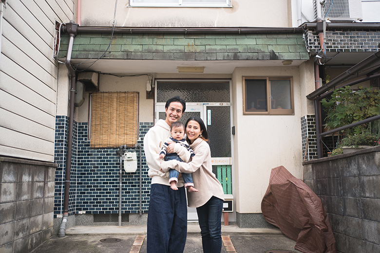 京都の家の前で家族写真撮影