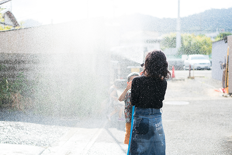 水遊びする子ども