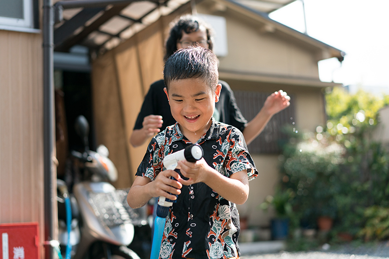 水遊びする子どもの写真