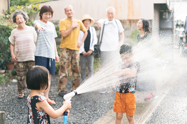 家族で遊ぶ写真撮影