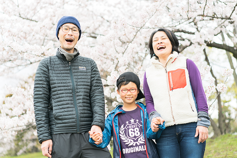 鴨川で桜満開の家族写真撮影