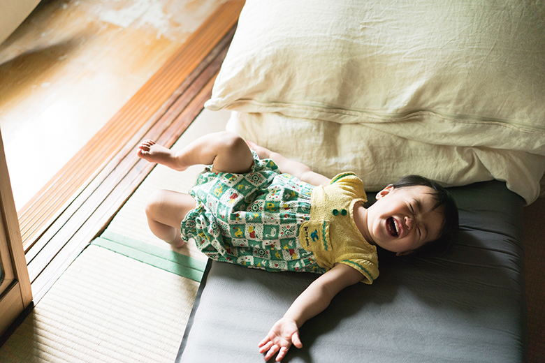 縁側で遊ぶ長女