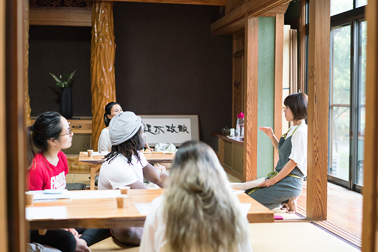 夏の食養生のお話会をするBio works代表幸代さん