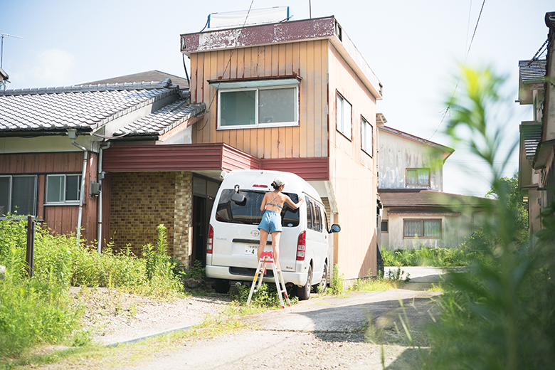 自宅での車の全塗装作業