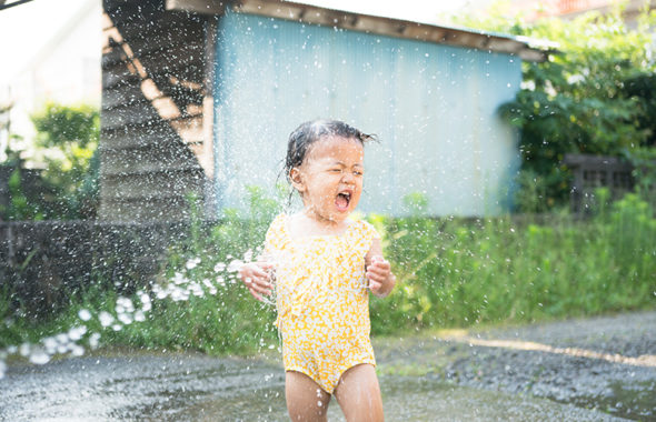 全力で遊ぶ子供の写真