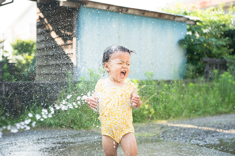 全力で遊ぶ子供の写真