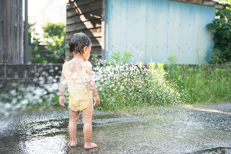 車の足付け作業中遊ぶ長女