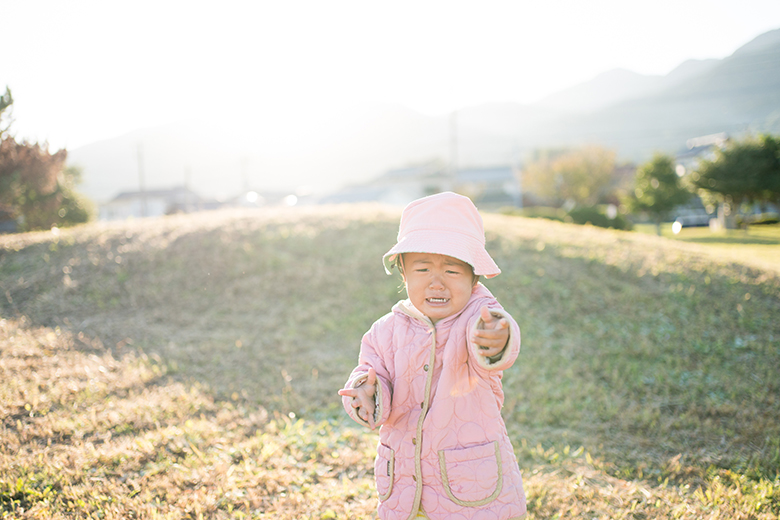 海のそばの公園で遊ぶ長女の写真